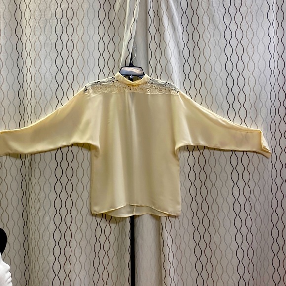 Cream Raglan Sleeve Blouse with Lace Cutouts on shoulders size 8 - Picture 1 of 4